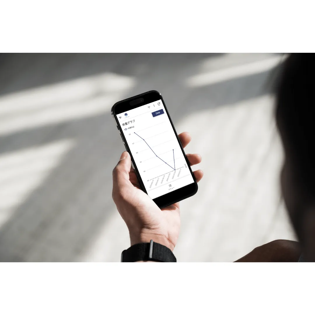 スマートフォンで健康データを管理している画像
