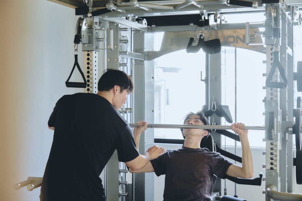 トレーナーがトレーニング指導している写真