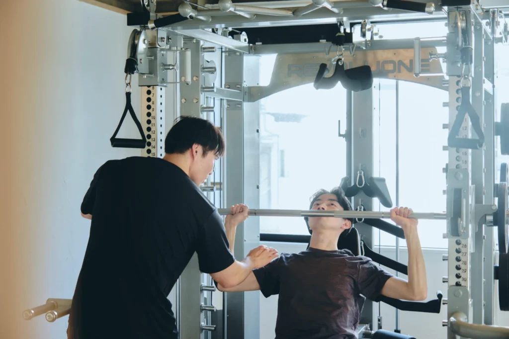 トレーナーがパーソナルトレーニング指導している画像