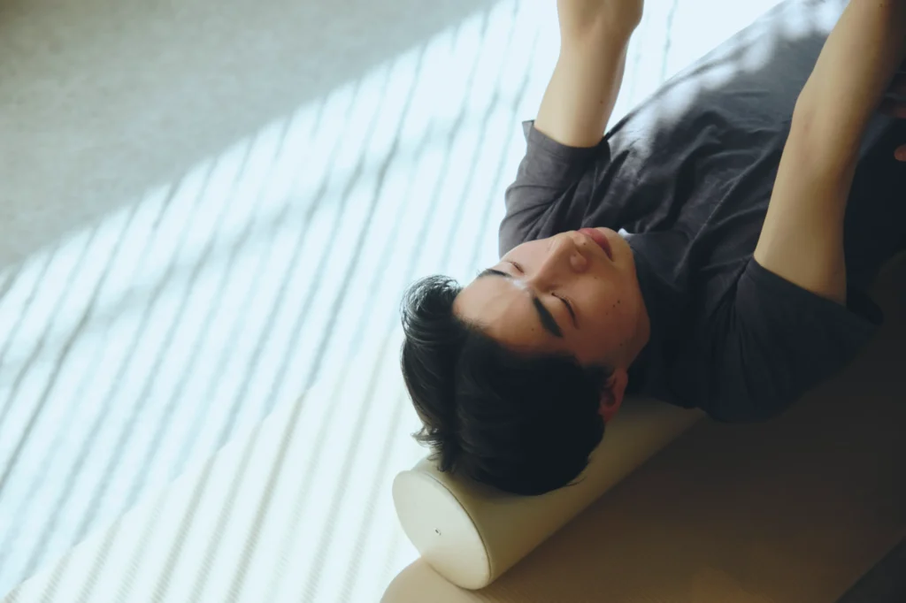 sazanamiでストレッチを行っている男性の画像。