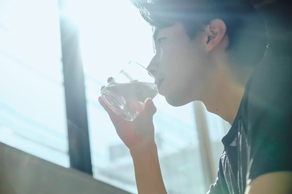 日光を浴びる男性