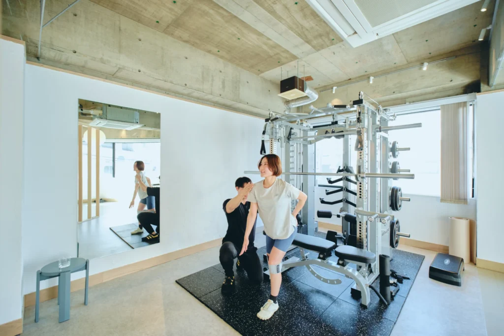 五反田のパーソナルジムsazanamiでのパーソナルトレーニングの様子