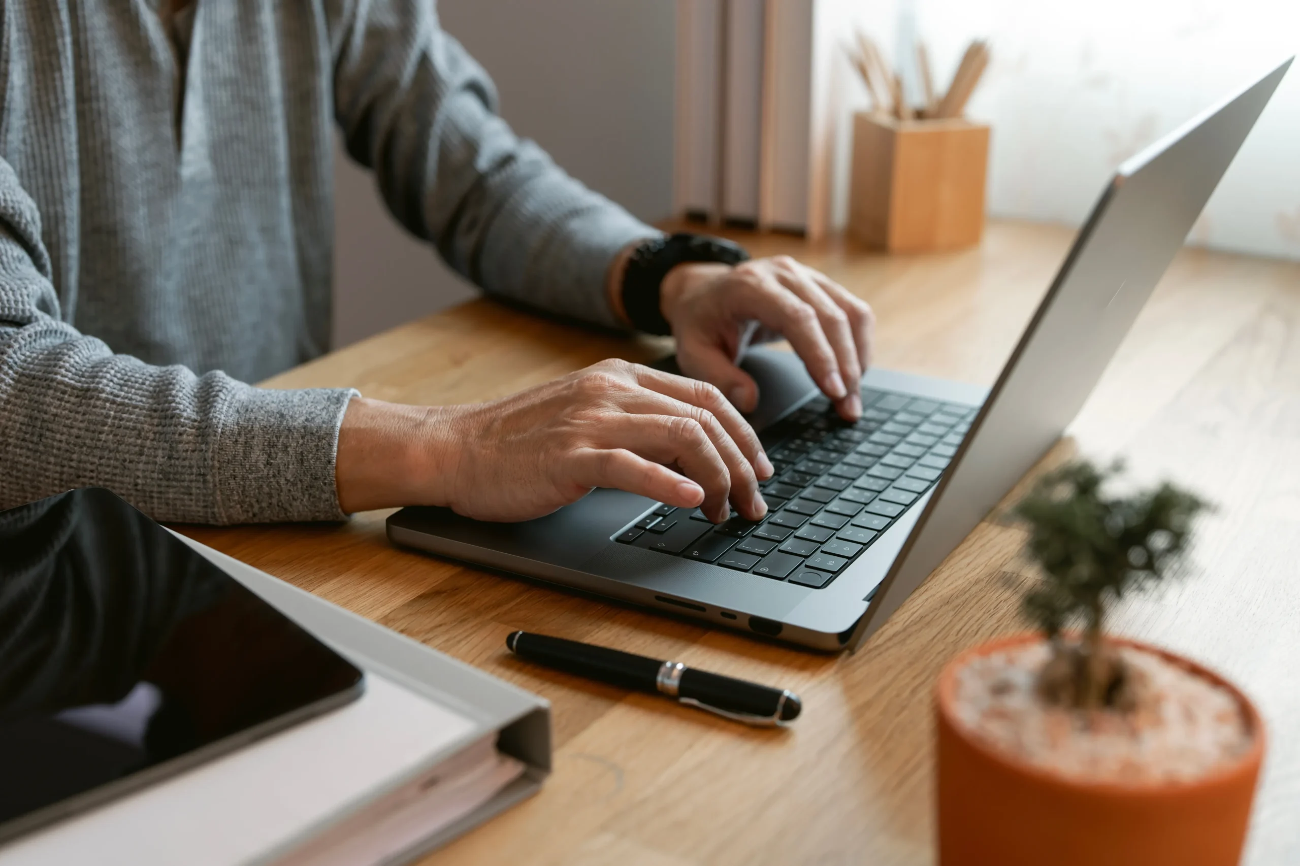 オフィスでデスクワークをする人の画像