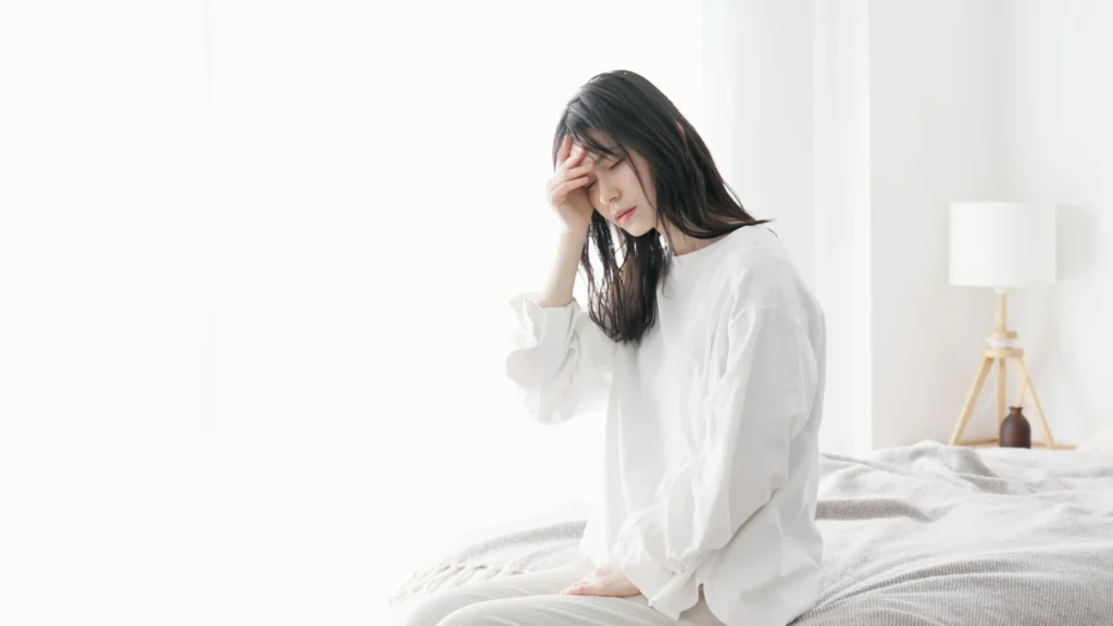 低気圧で頭痛に悩む女性